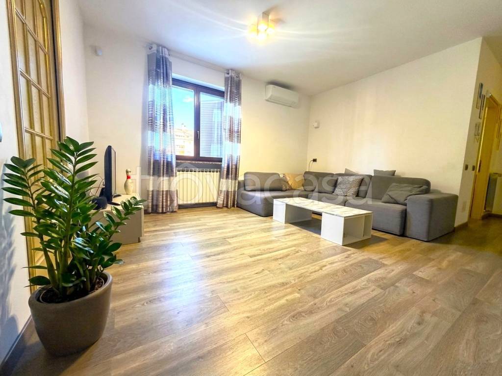 casa indipendente in vendita a Bareggio