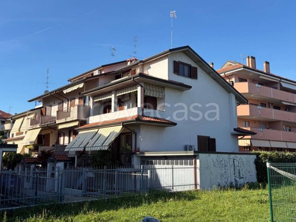 casa indipendente in vendita a Bareggio