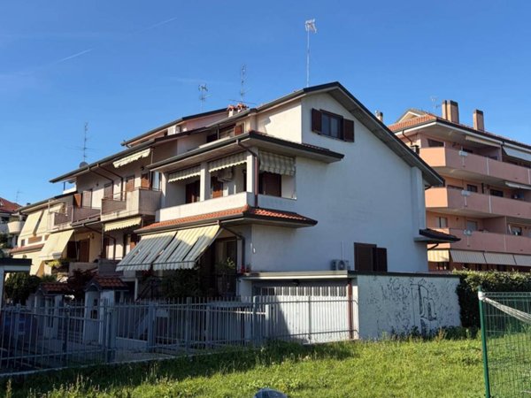 casa indipendente in vendita a Bareggio