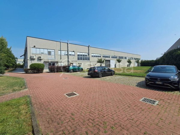 locale commerciale in vendita a Bareggio