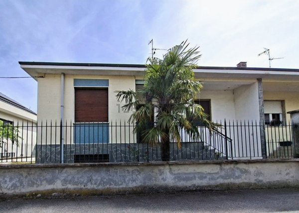 casa indipendente in vendita a Bareggio