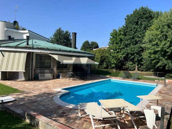 casa indipendente in vendita a Bareggio