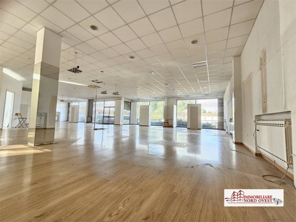 locale commerciale in vendita a Bareggio