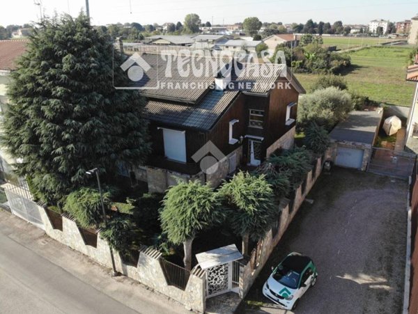 casa indipendente in vendita a Bareggio