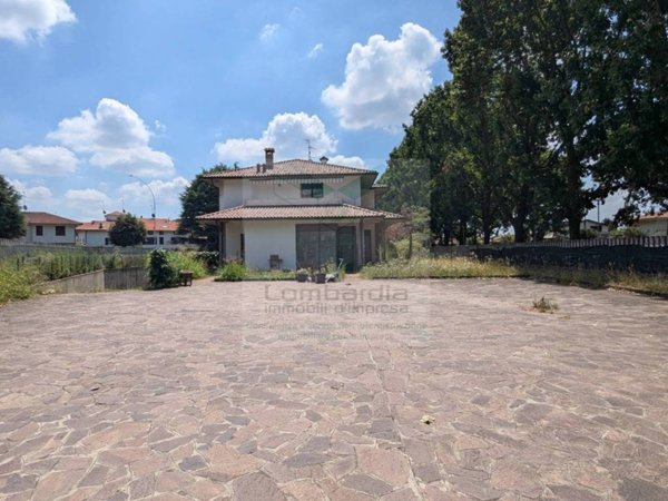 negozio in vendita a Basiano