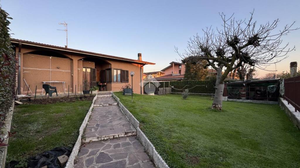 casa indipendente in vendita a Basiano