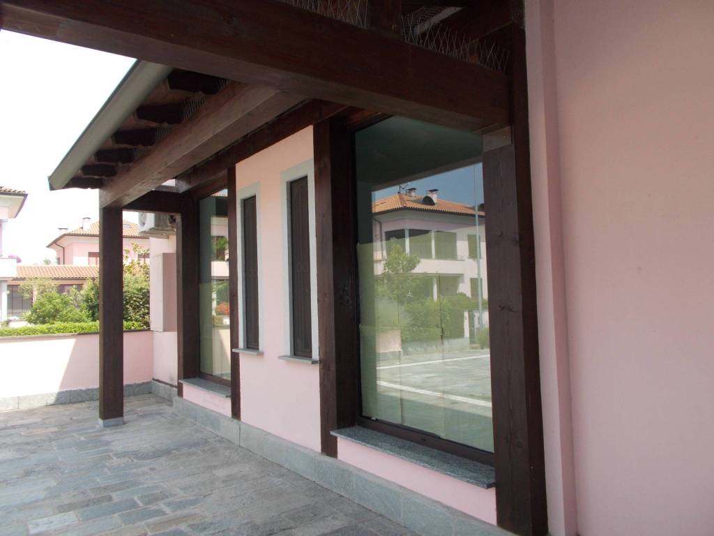 negozio in vendita a Basiglio in zona Cascina Vione