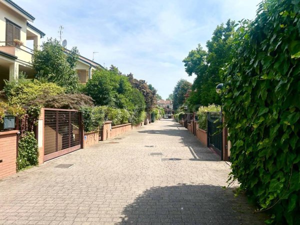 casa indipendente in vendita a Basiglio in zona Cascina Vione