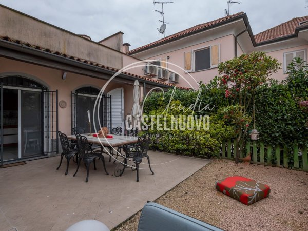 casa indipendente in vendita a Basiglio in zona Cascina Vione