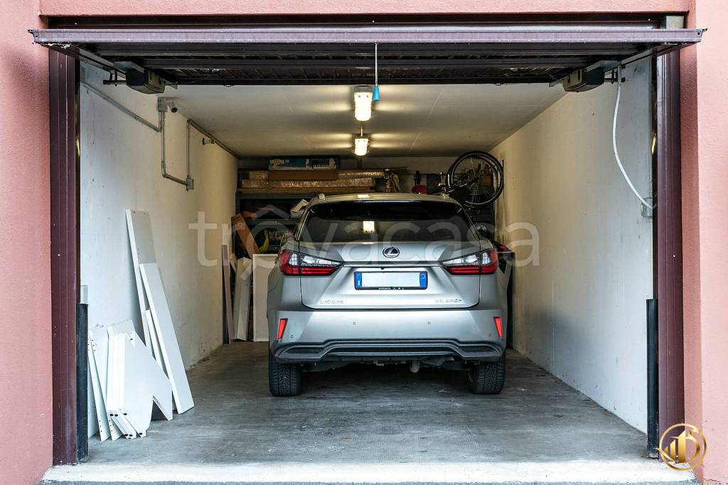 box auto in vendita a Basiglio in zona Cascina Vione