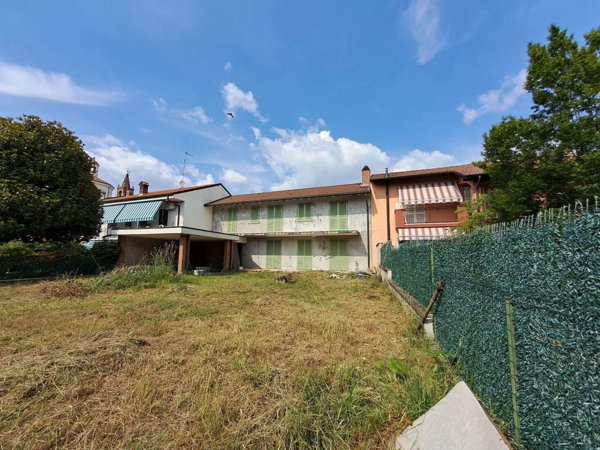 casa indipendente in vendita a Bernate Ticino