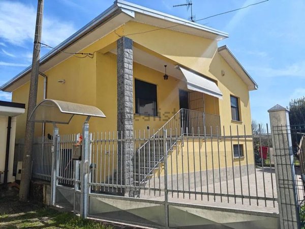 casa indipendente in vendita a Bernate Ticino