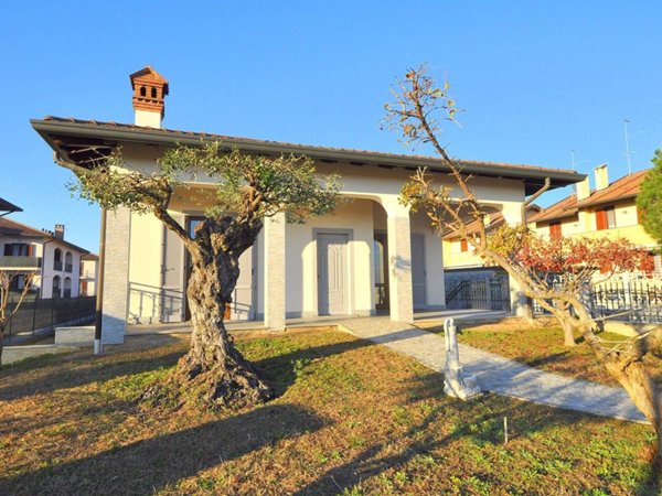 casa indipendente in vendita a Bernate Ticino