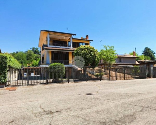 casa indipendente in vendita a Bernate Ticino in zona Casate Ticino
