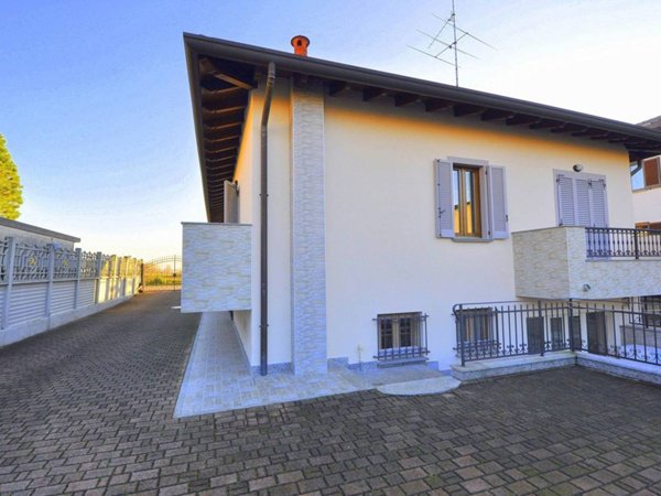 casa indipendente in vendita a Bernate Ticino in zona Casate Ticino