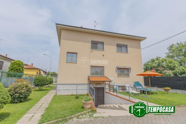 casa indipendente in vendita a Besate