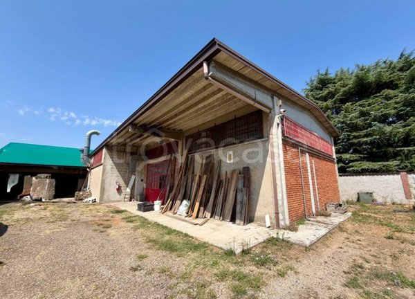 locale commerciale in vendita a Besate