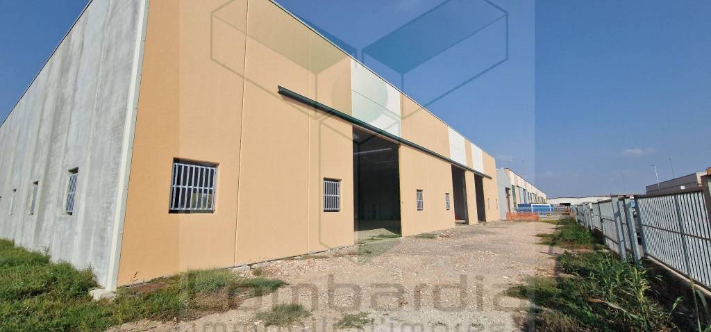 locale commerciale in vendita a Binasco