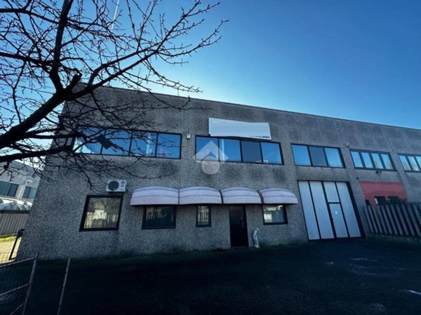 locale commerciale in vendita a Binasco