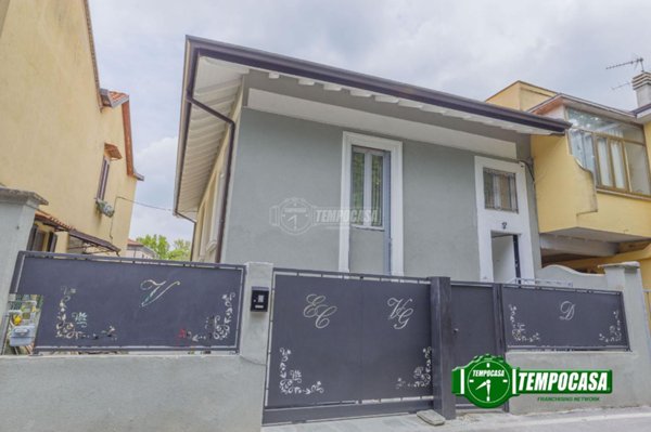 casa indipendente in vendita a Binasco