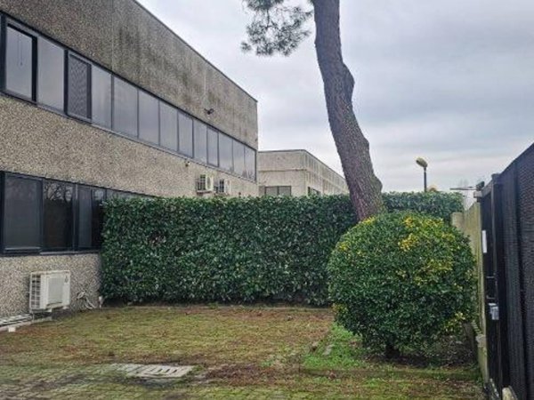 locale commerciale in vendita a Binasco