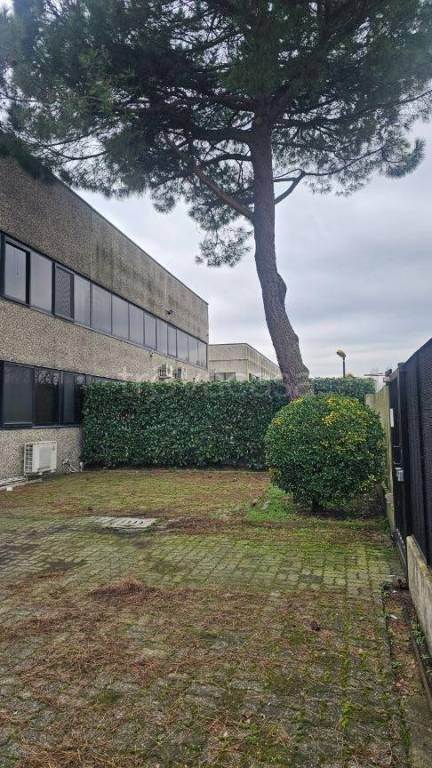 locale commerciale in vendita a Binasco