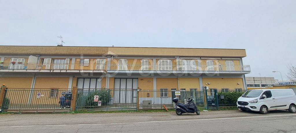 locale commerciale in vendita a Binasco
