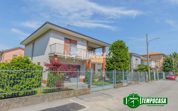 casa indipendente in vendita a Binasco