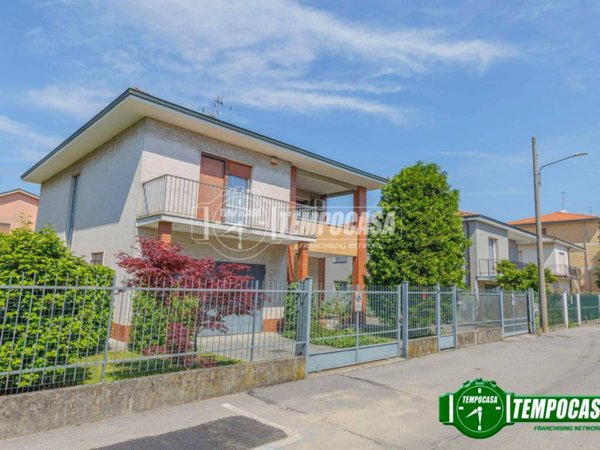casa indipendente in vendita a Binasco