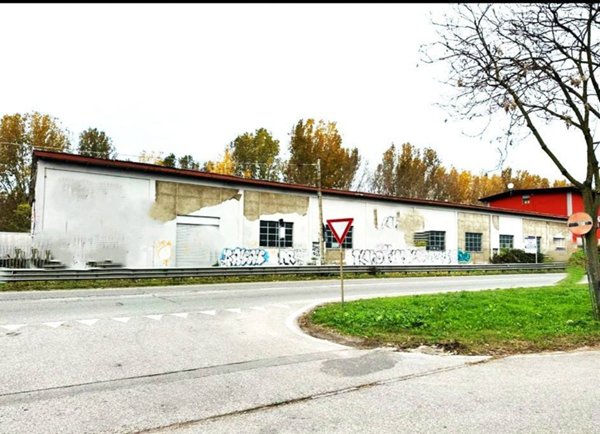 locale commerciale in vendita a Binasco