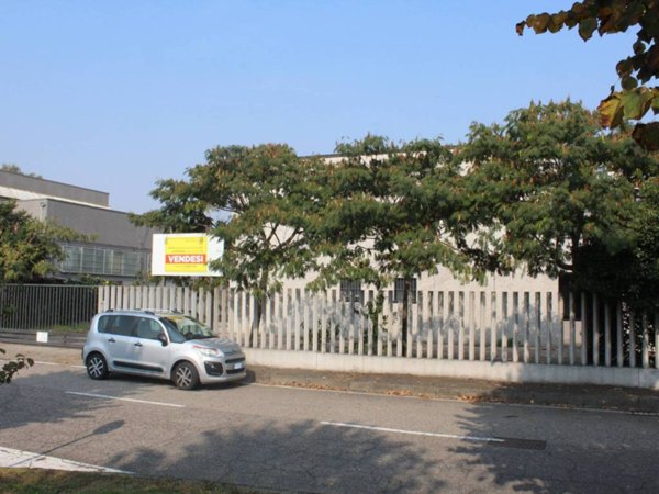 locale commerciale in vendita a Binasco