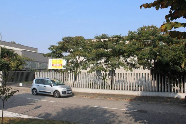 locale commerciale in vendita a Binasco