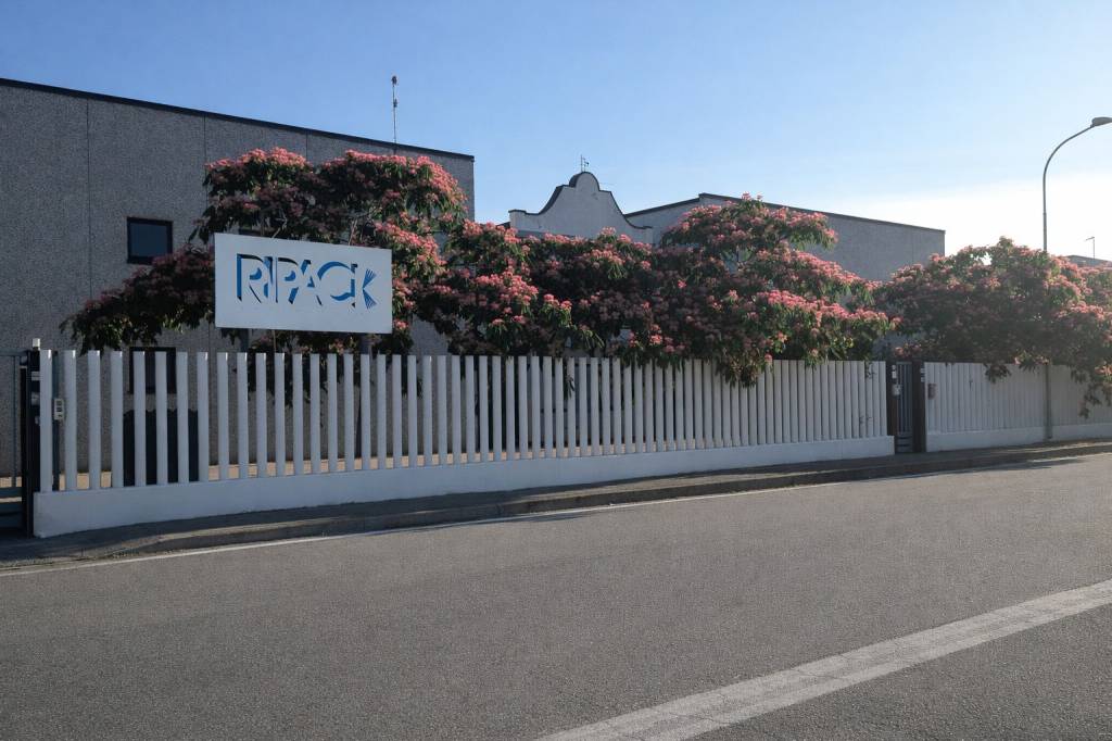 locale commerciale in vendita a Binasco