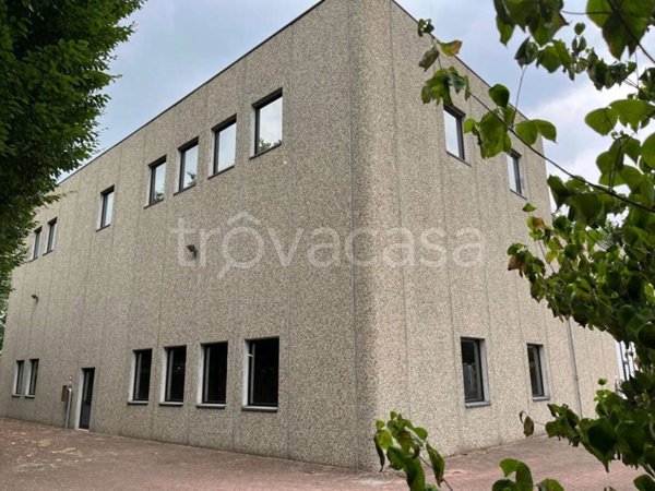 locale commerciale in vendita a Binasco