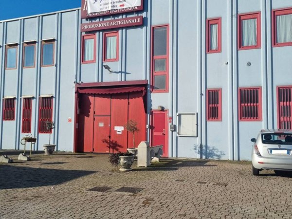 locale commerciale in vendita a Binasco