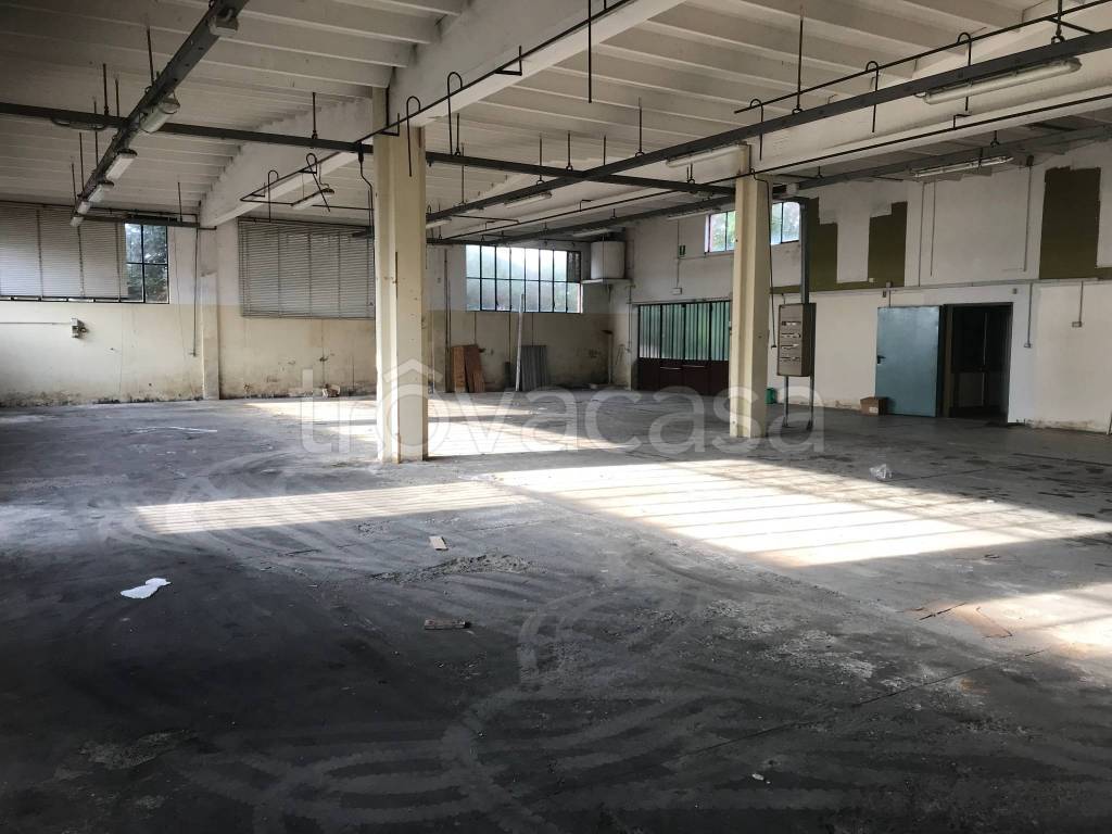 locale commerciale in vendita a Binasco