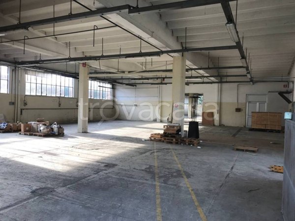 locale commerciale in vendita a Binasco