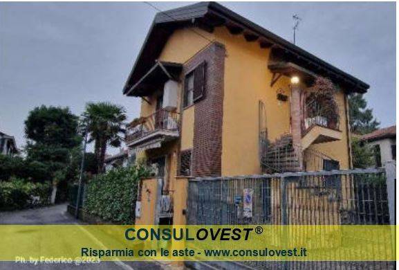 casa indipendente in vendita a Binasco