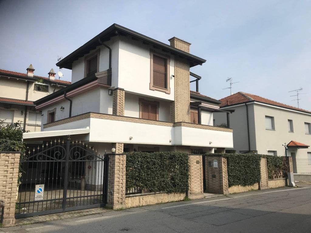 casa indipendente in vendita a Binasco