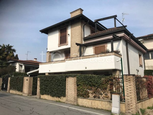 casa indipendente in vendita a Binasco
