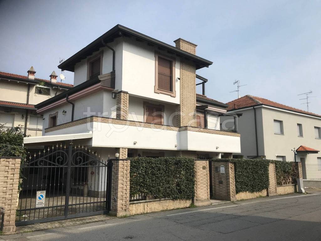 casa indipendente in vendita a Binasco