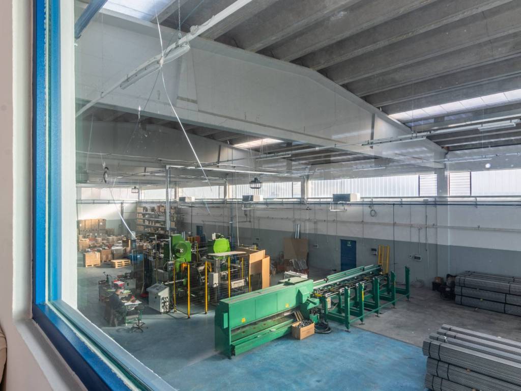 locale commerciale in vendita a Binasco