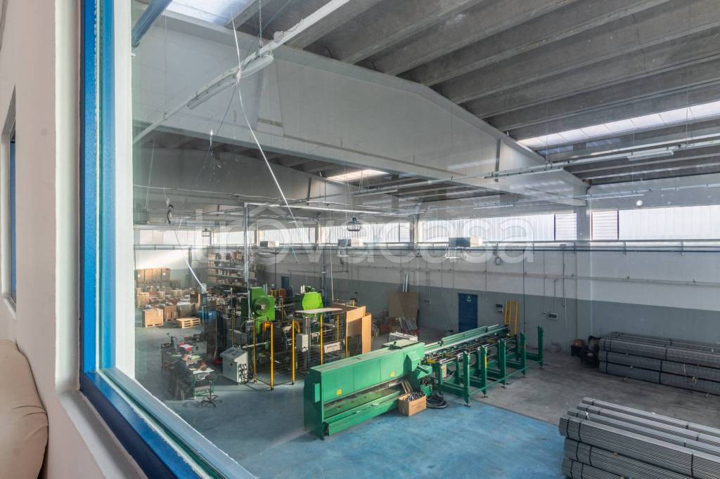 capannone in vendita a Binasco