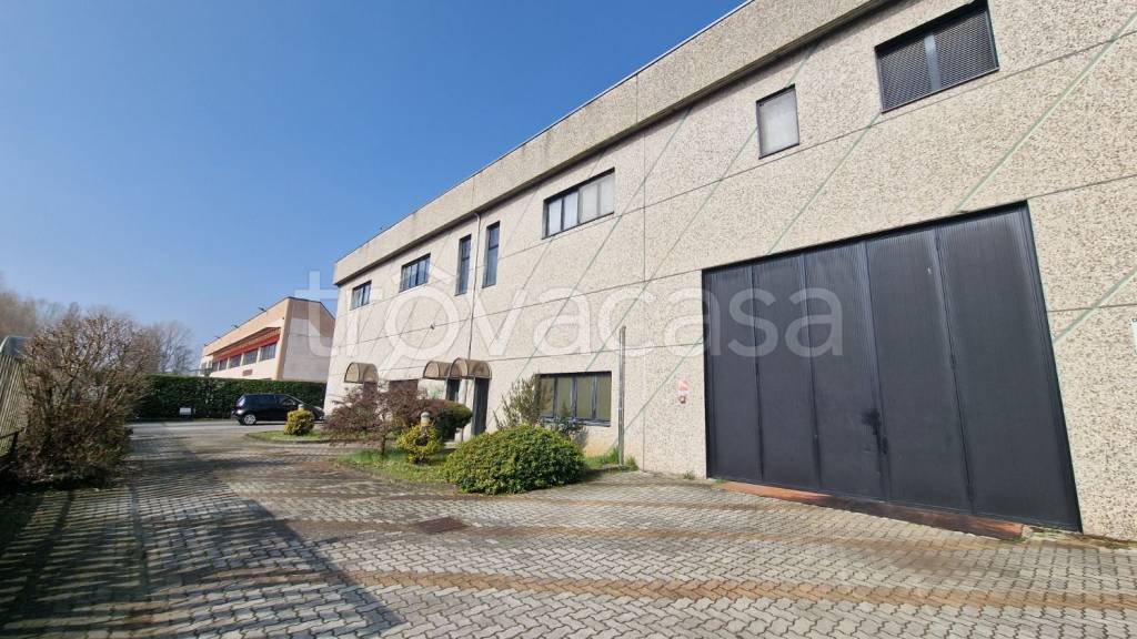 locale commerciale in vendita a Binasco