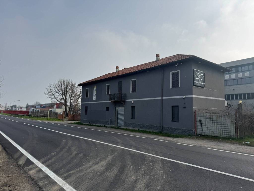 negozio in vendita a Binasco