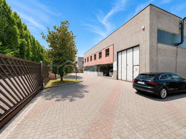 locale commerciale in vendita a Binasco