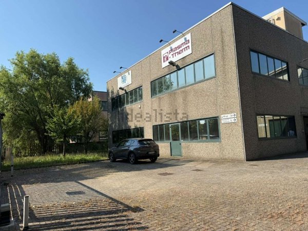 locale commerciale in vendita a Binasco