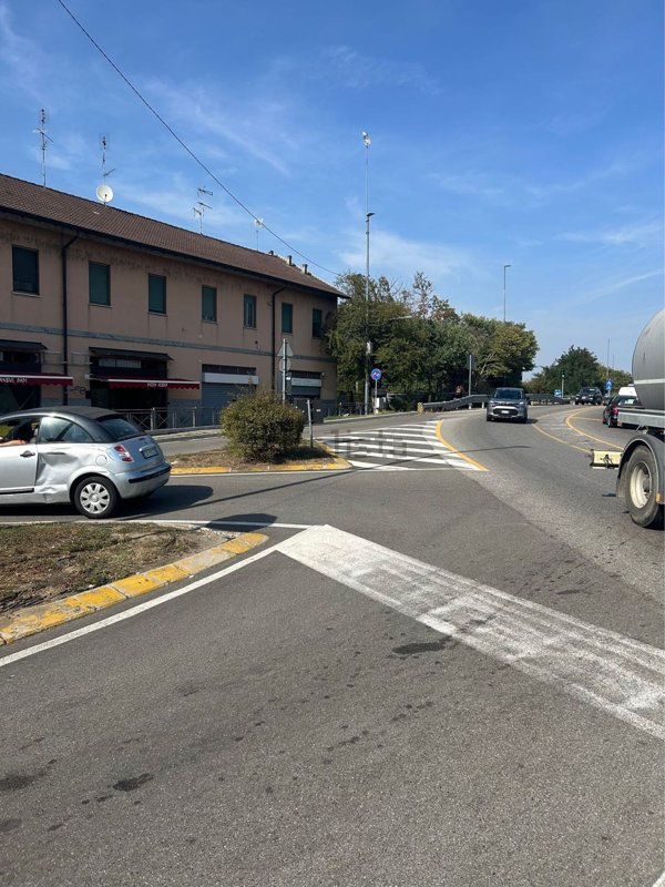 locale commerciale in vendita a Binasco