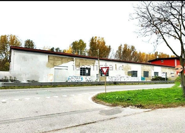 locale commerciale in vendita a Binasco