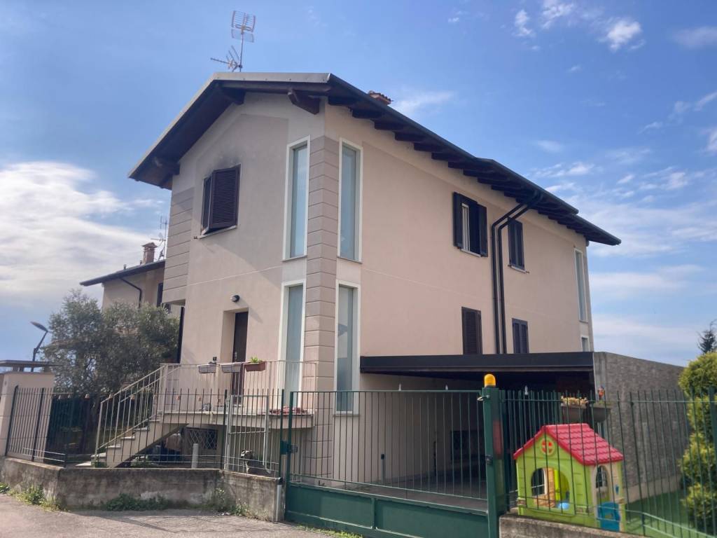 casa indipendente in vendita a Boffalora sopra Ticino